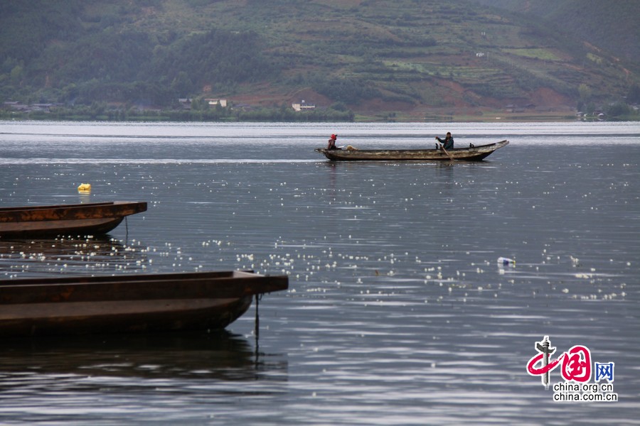 摩梭人在泸沽湖上荡舟,这也是当地人常用的交通方式。 摩梭人在泸沽湖上荡舟,这也是当地人常用的交通方式。