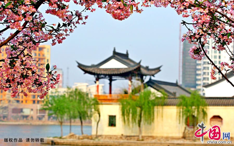 �Ͼ�Ī���������ʱ�ƺ�����ȫ԰���54���꣬����Լ33.3���ꡣ���Ρ�Ԫʱ����ʢ�������������Ͼ����ʢ��һʱ����Ǭ¡��䣬��԰�ڽ������ã�������ͤ�����“�����һ����”��