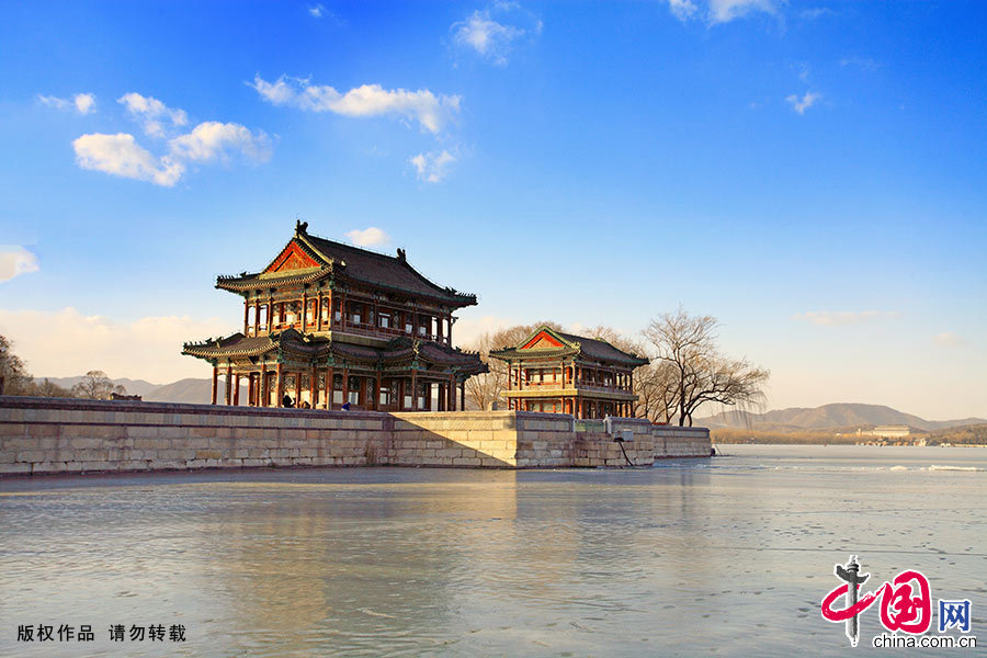  �ú�԰�������ѽ����ľź��졣ͼΪ���������̶������������ú�԰��һ������ˮ�еĳ��̣��º��������ϵ��յ̶��������Ͻ���������ͤ���й���ͼƬ�� ����γ/��