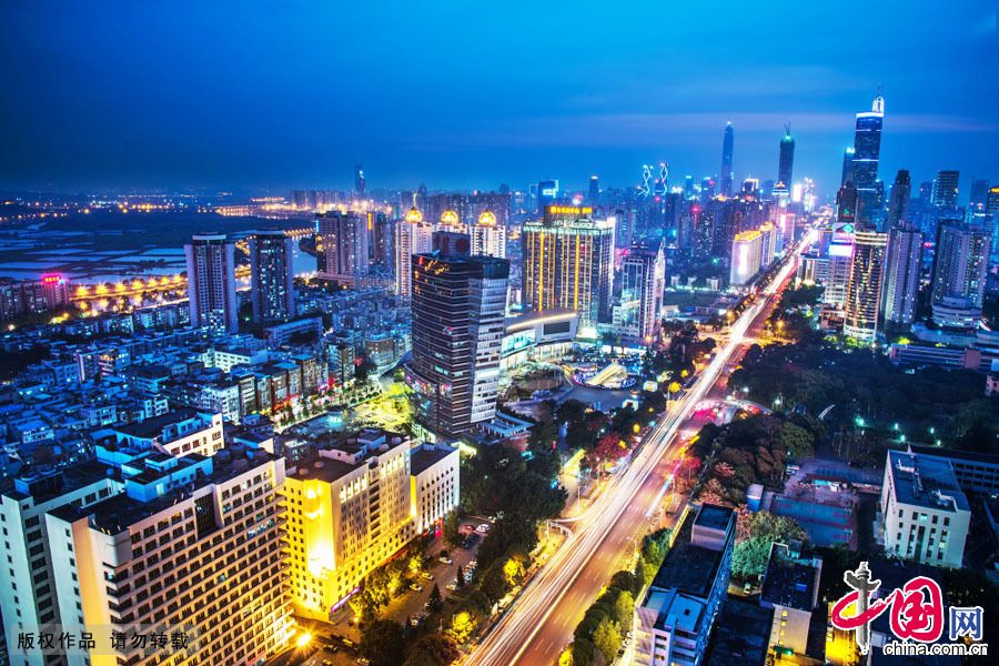 2015��3��28�գ��°����߷�ʱ�Σ��������ϴ��������ǰ�ƶ��Ĺ켣���ڽ�����͵ƹ��ӳ���£�����ʤ�ա��й���ͼƬ�� �˷���