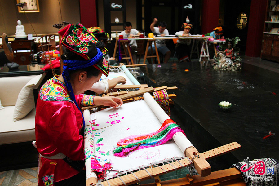  Ǽ����Դ���й��������壬Ǽ�塣�Թ�Ԫ1500��������Ǽ���˾Ϳ�ʼ���������Ŵ�ͳǼ����ε�ϰ�ף���Ǽ�嶼Ϊ�ֹ����壬��Ǽ��Ů�Դ����ഫ�����գ���ϡ��Ǽ��������νԨԴ�������й��� ������ ��