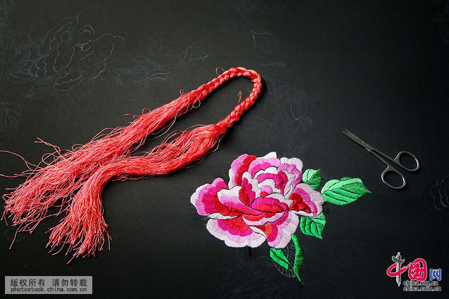 刺绣是布依族妇女的一种手工艺术,在布依族地区普遍盛行。布依族刺绣历史悠久,明弘治《贵州图经新志》有布依妇女“腹下系五彩挑花方幅,如绶”的记载,说明布依族刺绣在明代就已盛行,而且相当精致了。 中国网图片库 张晖 摄 刺绣是布依族妇女的一种手工艺术,在布依族地区普遍盛行。布依族刺绣历史悠久,明弘治《贵州图经新志》有布依妇女“腹下系五彩挑花方幅,如绶”的记载,说明布依族刺绣在明代就已盛行,而且相当精致了。 中国网图片库 张晖 摄