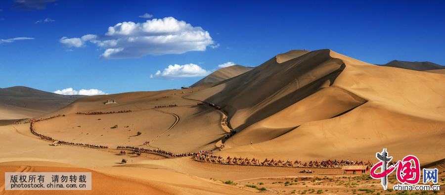 ��ɳɽλ�ڸ���ʡ�ػ��У�����ɳ������������������Ϊ�ڶ��ο͵ı���֮�أ�ɰ�����Ʈ�䣬ɳ�����𣬻������ࡣ�й���ͼƬ�� ��������