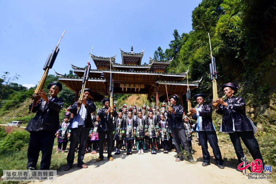  “����˼”���Ƕ������ũ��ʱ�ڴ�կ֮��Ϊ������������е���佻�����������һ����կ����Ů����ȫ������һ��կ���ͣ����ܱߵļ�����կ��Լͬʱ��һ����կ���ͣ�������������飬��ı��չ֮·���й���ͼƬ�� ��������