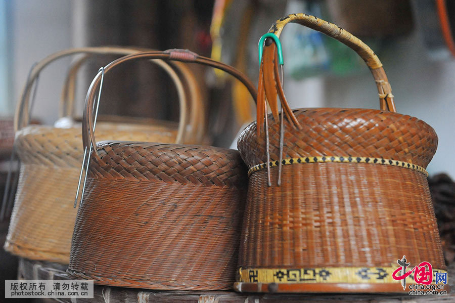  ʹ�����ӱ��ƵĻ����Ϊ�ձ顣�����ⲿ���������������ƶ��ɣ�����ʱ����Ҫ��γ���������ºÿ�����Ҫ��·���ܣ�����ƽ������ʵ���á�����ϲ������ֵİ��ӣ��м��οգ�����ɷ��ð����衣 �й���ͼƬ�� ������ ��