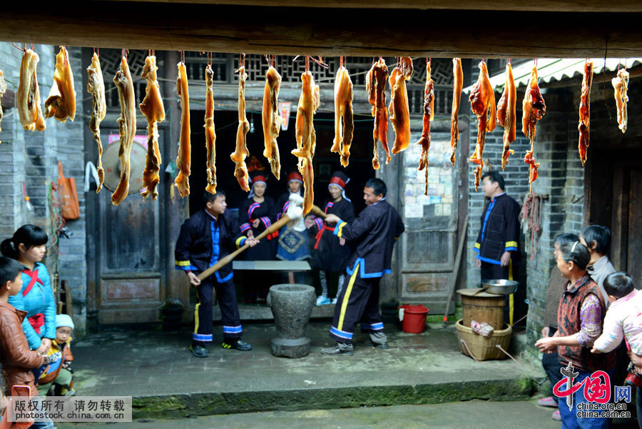  �ش�����ɽ�ĺ����а˲�����������㶫ʡ��ɽ�ؽ��磬�ǹ𶫵���Ψһ��׳��۾�����ȫ��97%���˿ڶ�����׳�塣“������”ϰ���ڸ����������������ʷ��һ���ڳ�Ϧǰ������С�