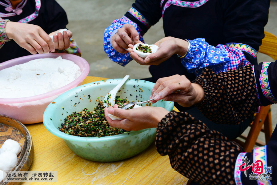 ������ɫ���ҽ������������Ӵ壬׳������ڰ���“�����”���й���ͼƬ�� Τ������