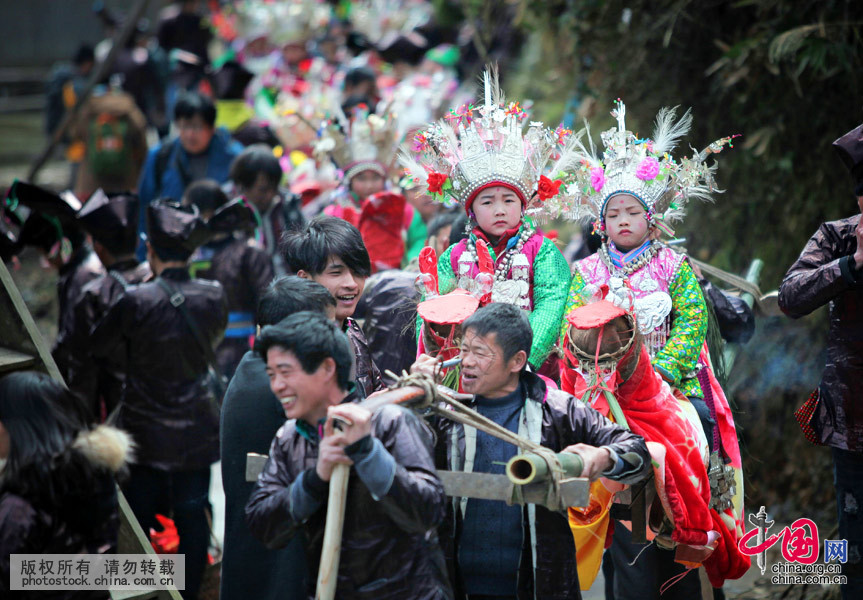 “抬官人”,侗语称为“掂宁蒙”,流行于六洞地区的纪堂(农历正月初三)、九洞地区的黄岗(农历正月初七或初八),是贵州省黎平县境内侗族村寨最隆重的民俗活动之一,具有浓郁的戏剧色彩及民族特色。 “抬官人”,侗语称为“掂宁蒙”,流行于六洞地区的纪堂(农历正月初三)、九洞地区的黄岗(农历正月初七或初八),是贵州省黎平县境内侗族村寨最隆重的民俗活动之一,具有浓郁的戏剧色彩及民族特色。