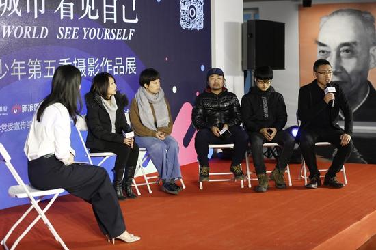 本次作品展策展人,新浪网图片总监翟红刚发表讲话。一起参加交流的还有导师陶慧秧、摄影艺术家王远凌